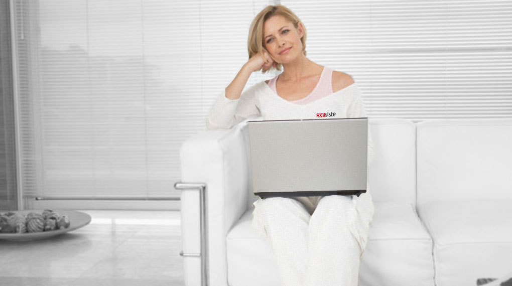 Reparacion de Ordenadores para su tranquilidad Una mujer sentada en un sofá. Reparacion de Ordenadores para su tranquilidad